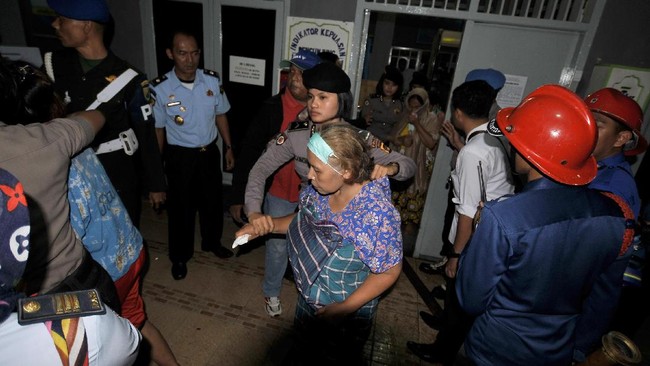 Napi mengamuk dan membakar bangunan penjara karena menolak razia narkotik pada malam hari. Sejumlah bangunan dibakar dan tujuh orang terluka.