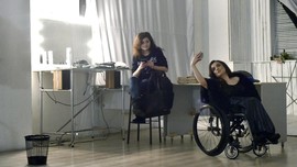 Kursi Roda Tak Hentikan Alexandra Kutas Berekspresi