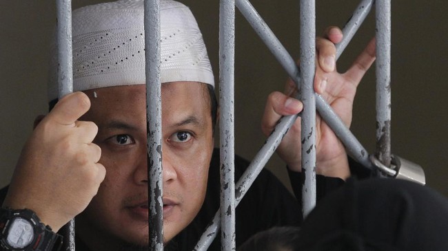 Sonata pernah terlibat dalam berbagai aksi radikal. Dari mulai pembobolan senjata Brimob di Ambon hingga pelatihan militer di Aceh.
