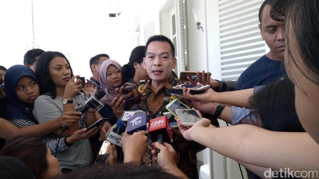 Wakil Sekretaris Jenderal PKB Daniel Johan berkunjung ke Balai Kota DKI Jakarta untuk menemui Ahok membicarakan kemungkinan kerja sama dalam pilkada Jakarta.