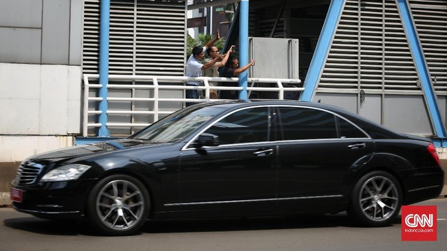 Mercy Presiden Joko Widodo mogok di Kalimantan Barat saat kunjungan kerja. Mobil yang dipakai tergolong tua untuk kelas presiden, keluaran 2007.