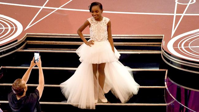 Rancangan baju anak-anak Winnie Aoki, ibu dua anak asal Surabaya, kembali menjadi sorotan setelah dikenakan artis cilik Saniyya Sidney di Oscar 2017.