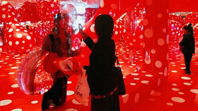 Pameran Yayoi Kusama yang berlangsung di Museum Hirshhorn menjadi korban 'keganasan' pengunjung yang ingin ber-selfie.