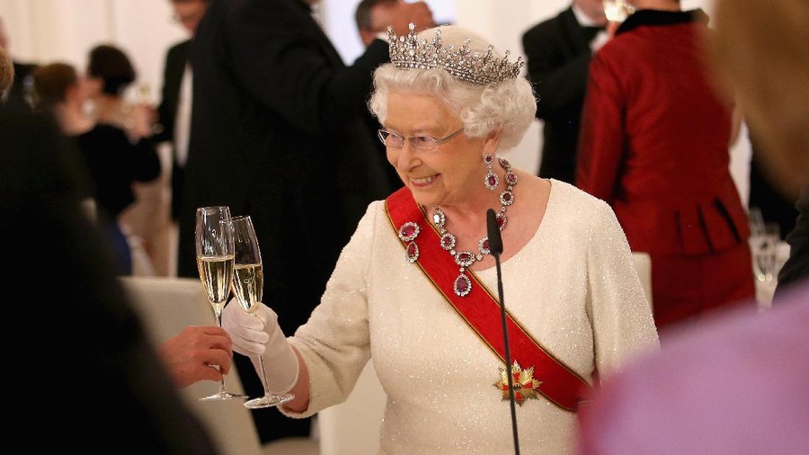 Ratu Elizabeth II BERLIN, GERMANY - JUNE 24: In this photo provided by the German Government Press Office (BPA) Queen Elizabeth II attends a State Banquet at the Schloss Bellevue Palace on the second day of a four day State Visit on June 24, 2015 in Berlin, Germany. (Photo by Guido Bergmann-Bundesregierung-Pool via Getty Images)