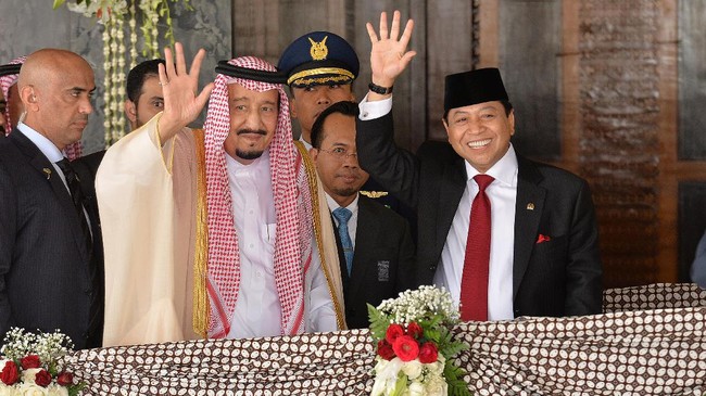 Raja Salman duduk di kursi khusus yang telah disiapkan dan duduk berdampingan dengan Setya Novanto. Di gedung DPR diputar film sejarah  kedua negara.