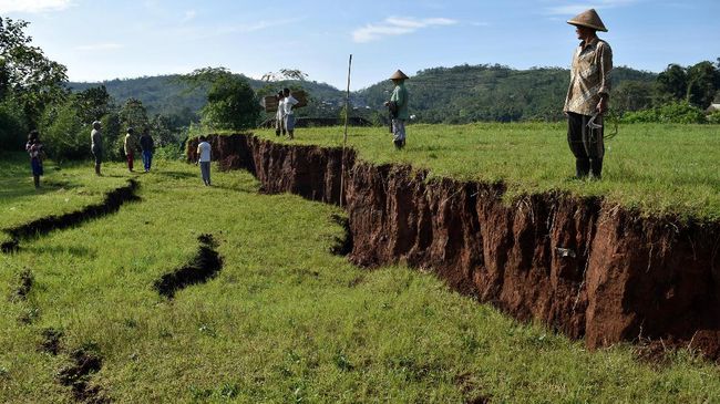 LIPI soal Tanah Bergoyang di Jombang: Tak Perlu Panik Warga desa Banjardowo, Jombang, Jawa Timur dihebohkan dengan fenomena tanah bergoyang seperti likuifaksi yang ditemukan di lahan persawahan.