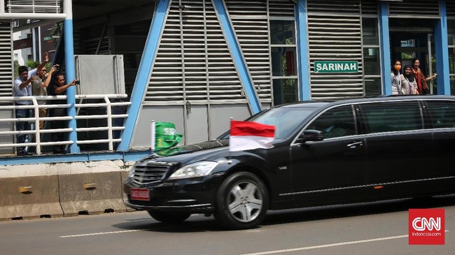 Mercy Presiden Joko Widodo mogok di Kalimantan Barat saat kunjungan kerja. Mobil yang dipakai tergolong tua untuk kelas presiden, keluaran 2007.