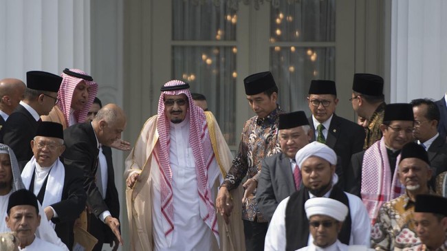 Presiden Jokowi tiba di Hotel Raffles untuk melanjutkan pertemuan dengan Raja Arab Saudi Salman. Para pejabat pemerintahan juga ikut mendampingi presiden.