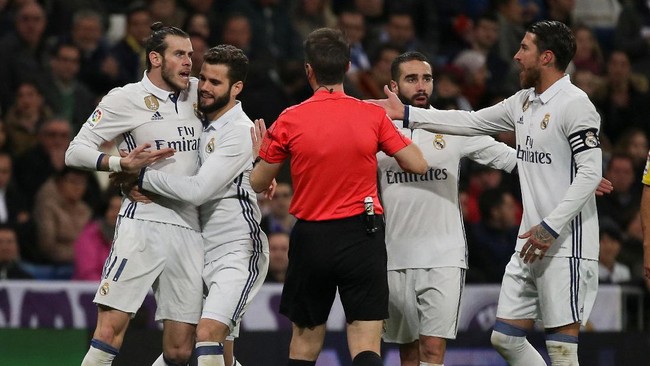 Real Madrid gagal kembali ke posisi puncak klasemen setelah hanya bermain imbang 3-3 pada laga lawan Las Palmas yang juga diwarnai kartu merah Bale.