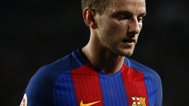 Tak ada tanda-tanda yang diberikan Luis Enrique kepada para pemain Barcelona bahwa dirinya kelelahan. Ivan Rakitic pun kaget Enrique pilih mundur.
