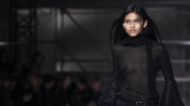Dalam panggung YSL di Paris Fashion Week, Anthony Vaccarello 'menggandeng' model Indonesia, Laras Sekar. Dalam show ini Laras memakai dua busana YSL.