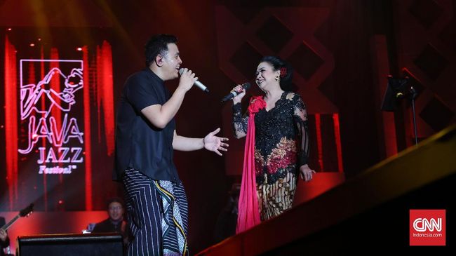 Saat Tulus melantunkan lagu Di Bawah Sinar Bulan Purnama, secara mengejutkan muncul penyanyi asli lagu tersebut, Sundari Sukoco.