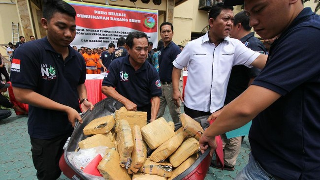 Polisi menemukan sekitar 30,5 kilogram bahan baku pembuat ganja sintetis, yakni berupa serbuk 5-Fluoro ADB dan tembakau. Dua orang ditangkap saat penggerebekan.