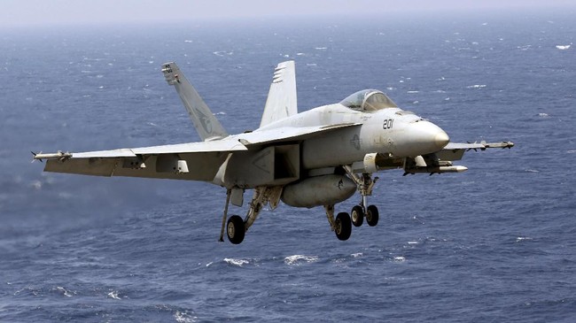 China berang lantaran kapal perang AS berlayar mendekati pulau sengketa di LCS, menganggap operasi Washington tersebut sebagai provokasi militer serius.