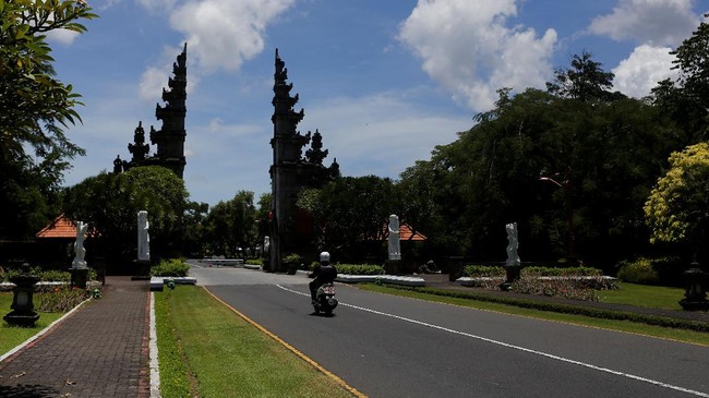 Ketika gempa mengguncang, hotel di kawasan bandara Ngurah Rai sempat memberikan pengumuman evakuasi. Namun, sedikit tamu yang keluar dan tak panik.