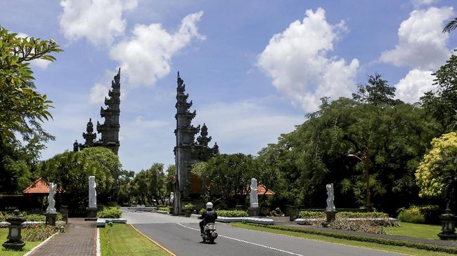 Saat ini, Raja Salman sedang berada di Nusa Dua. Tapi, tak ada penutupan akses. Hanya saja, ada enam kapal perang di pantainya sebagai bagian dari penjagaan.