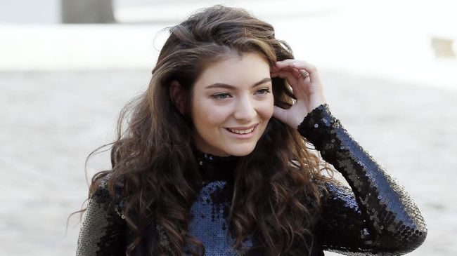 Pelantun hit 'Royals', Lorde tengah berjuang melawan jerawat di wajahnya. Melalui fitur Instastory di Instagram, Lorde membagikan kisahnya menangkal jerawat.