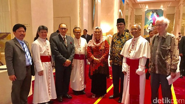 Raja Salman menggelar pertemuan dengan 28 tokoh lintas agama di Hotel Raffles, Kuningan, Jakarta. Pertemuan berlangsung sekitar satu jam.