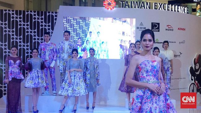 Mendapat ajakan kolaborasi dengan Taiwan, Ivan Gunawan membuat koleksi busana yang menggabungkan batik dan nuansa khas dari negara tersebut.
