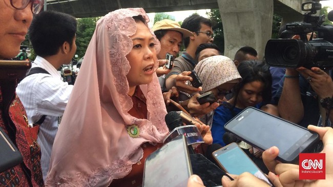 Dhohir Farisi, Suami Yenny Wahid, merupakan kader Partai Gerindra. Waketum Partai Gerindra Ferry Juliantono menilai Yenny bukanlah orang baru bagi Gerindra.