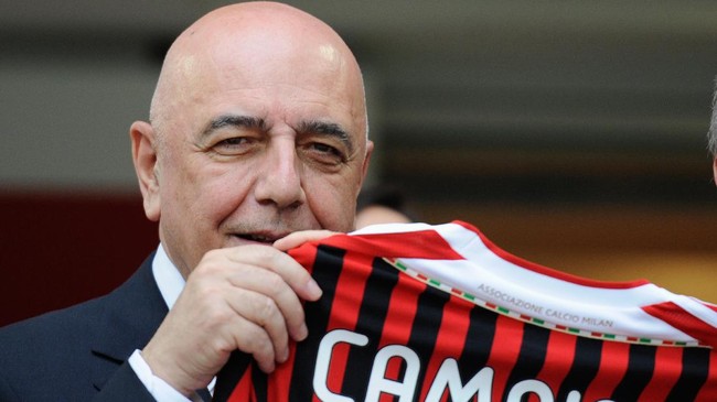 Adriano Galliani memiliki peran penting di tubuh I Rossoneri. Selain menjabat CEO, ia adalah ahli strategi dalam kegiatan transfer Milan.