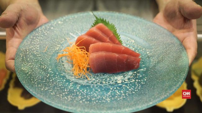 Tanggal 2 Mei diperingati sebagai hari ikan tuna sedunia, di dunia kuliner ikan ini sendiri populer dalam bentuk tuna kaleng dan sushi atau sashimi.
