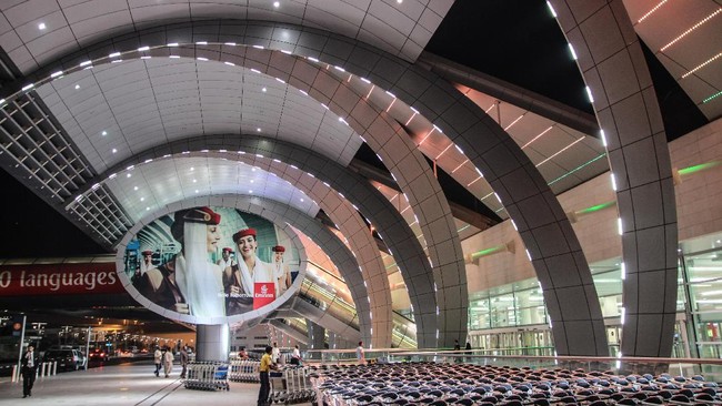 Otoritas Dubai tak merinci jenis insiden itu, tapi media Arab dan rekaman video yang beredar menunjukkan kerusakan bangunan bandara akibat hantaman rudal Iran.