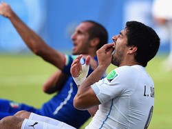 Melihat Lagi Gigitan Suarez ke Chiellini di Piala Dunia 2014