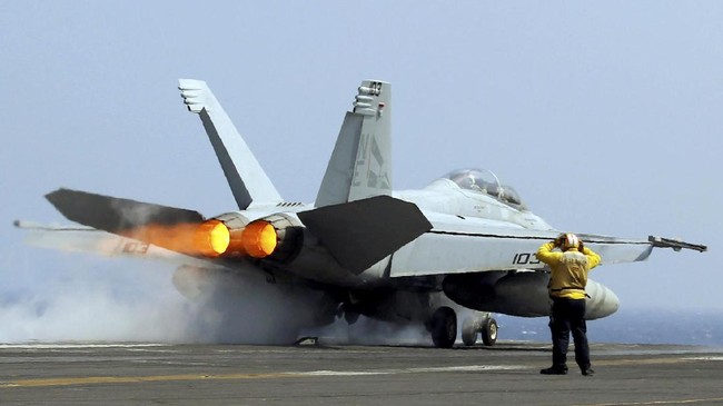 Sejumlah jet tempur Angkatan Laut Amerika Serikat mengawal pergi dua pengebom Rusia yang mendekati kapal induk USS Ronald Reagan di sekitar Semenanjung Korea.