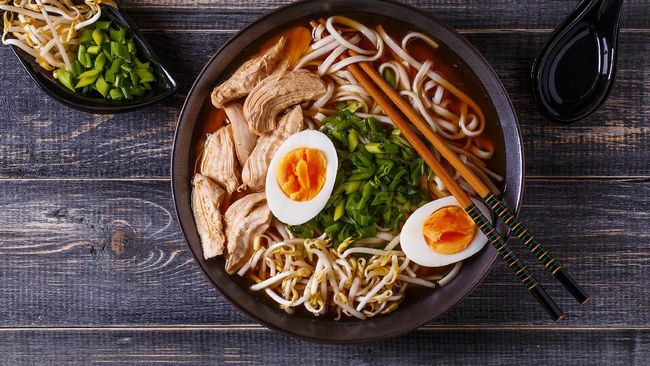 Di Indonesia suara cecapan 'slurrp' saat makan dianggap kurang sopan, namun di Jepang suara cecapan ini jadi 'kewajiban' saat makan mi. Berikut penjelasannya.