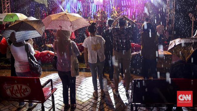 Pawang hujan ternyata masih menjadi salah satu andalan bagi para penyelenggara acara festival musik outdoor di Indonesia untuk 'berkompromi dengan alam.'