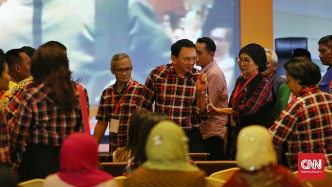 Saat pasangan Basuki Tjahaja Purnama dan Djarot Saiful Hidayat meninggalkan arena rapat KPUD, pendukung Anies Baswedan-Sandiaga Uno langsung berteriak Ok Oce.