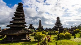 Turis Diminta Tak Mendekati Gunung Agung