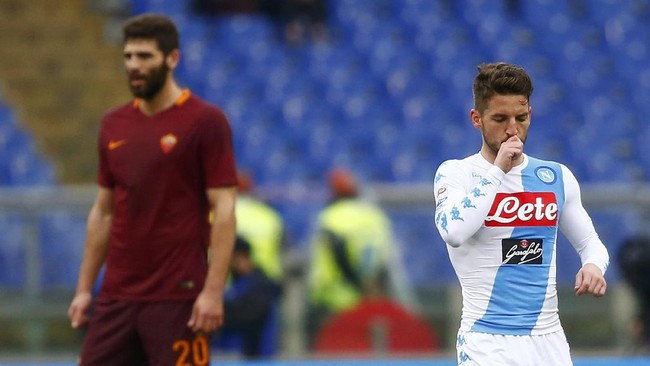 Dua gol dari Dries Mertens serta ketangguhan Pepe Reina membawa Napoli menekuk AS Roma dengan skor 2-1 di Stadion Olimpico dalam lanjutan laga Serie A.