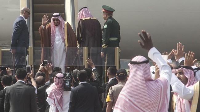 Djarot mengantar Raja Salman bersama Wapres Jusuf Kalla untuk melanjutkan kunjungan kenegaraan ke Brunei Darussalam dan berlibur ke Bali.