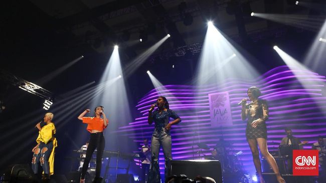 Whitney Houston yang meninggal 2012 lalu, 'dibangkitkan' kembali di panggung Java Jazz 2017. Penyanyi-penyanyi perempuan Indonesia mengaransemen ulang lagunya.