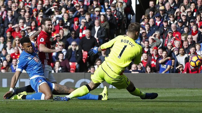 Manchester United mengakhiri babak pertama duel lawan Bournemouth dengan skor 1-1. Laga ini berjalan menarik dan diwarnai banyak peluang.