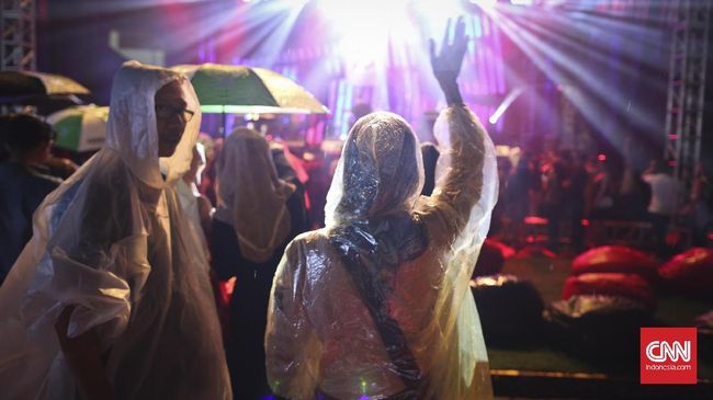 Para pawang perlu melakukan berbagai ritual demi 'merayu' hujan agar tidak turun saat festival musik digelar di suatu tempat terbuka di Indonesia.