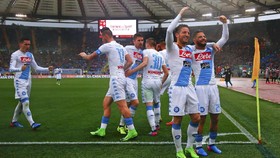 Momen Napoli Menggagahi AS Roma di Olimpico