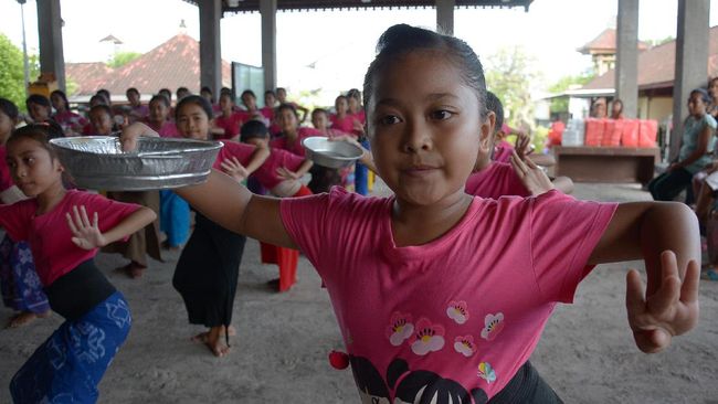 Pengelola menampilkan tarian tradisional di Bandara Ngurai Rai, Bali agar penumpang yang tertunda penerbanganya tidak bosan.