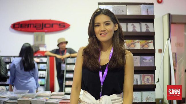 Monita merilis video dari lagu ke-duanya dalam album 'Dandelion', 'Hai'. Ia mengakui video itu adalah tantangan untuk melakukan 'one random of kindness'.