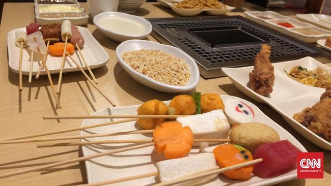 Di Jepang, sate bukan cuma dibakar tapi juga digoreng. Kushiage adalah jenis gorengan tusuk Jepang yang digoreng dengan dua jenis tepung.