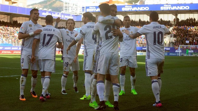 Begitu turun dari bus di dekat hotel The Caracciolo Palazzo Palace, kuping para pemain Real Madrid mendadak panas. Mereka disambut cemoohan ratusan orang.