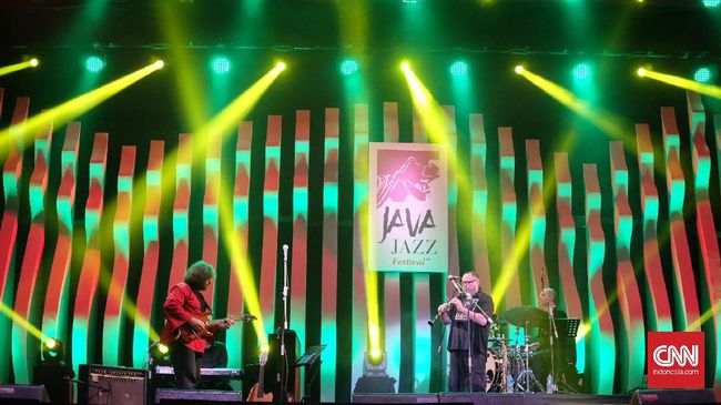 Pianis Dwiki Darmawan berkolaborasi dengan gitaris fusion Kamal Musallam dan saksofonis Gilad Atzmon membawakan musik instrumental jazz 'beraroma' Timur Tengah.
