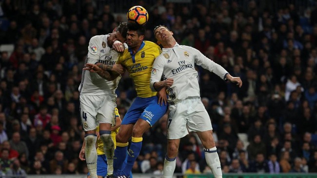 Bek Real Madrid, Sergio Ramos membantah bahwa Cristiano Ronaldo mendapatkan perlakuan khusus di Los Blancos.