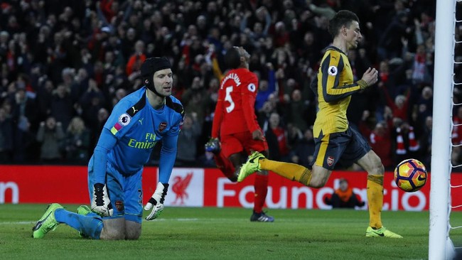 Kekalahan dari Liverpool membuat Arsenal terlempar dari posisi empat besar Liga Primer. The Gunners saat ini berada di posisi kelima dengan torehan 50 poin.