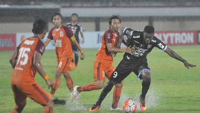 Dirkir Glay menjadi pahlawan PBFC dalam drama adu penalti di semifinal Piala Presiden 2017, sementara Kim Kurniawan membuat Persib merana.