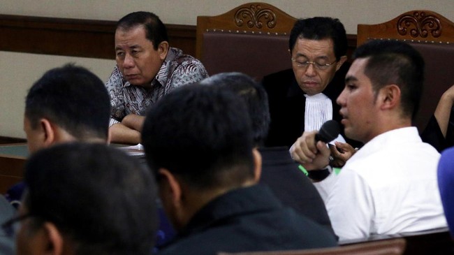 Mantan Kepala Badan Pelaksana Jalan Nasional (BPJN) IX wilayah Maluku dan Maluku Utara Amran HI Mustary sebelumnya dituntut sembilan tahun penjara.