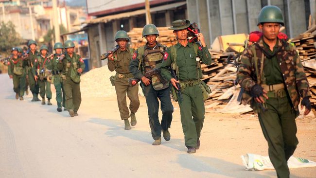 Kelompok Bersenjata Rohingya Serang Truk Militer Myanmar