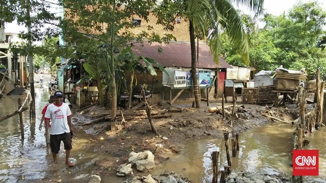Warga Cipinang Melayu, Jakarta Timur merasa nyaman meski selalu kebanjiran. Mereka menolak dipindahkan karena khawatir kehilangan sumber mata pencaharian.